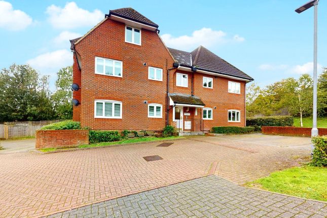 Thumbnail Flat for sale in Pound Place, Binfield, Bracknell, Berkshire