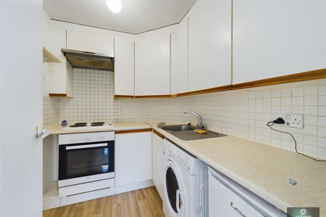 8, Camelot Court, Ifield West photo 3