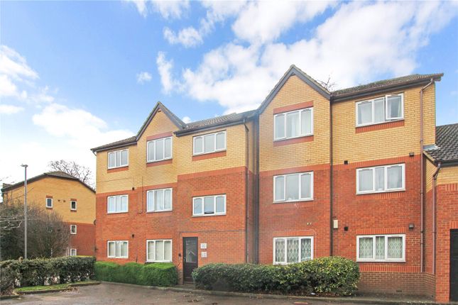 Flat to rent in Simpson Close, Leagrave, Luton