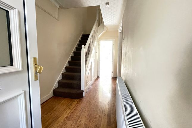 00, Sheringham Avenue, Romford photo 2