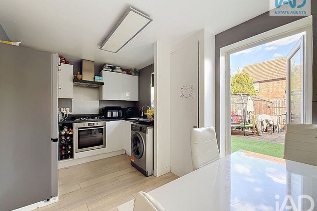 70, Albert Gardens, Harlow photo 3