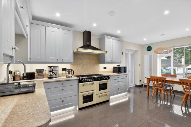 7, Barry Gardens, Broadstone photo 2