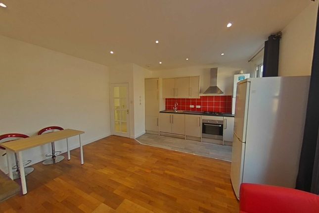 Flat to rent in Chiswick High Road, Chiswick