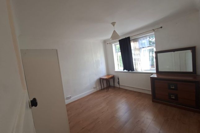 23, Rosslyn Avenue, DAGENHAM photo 2