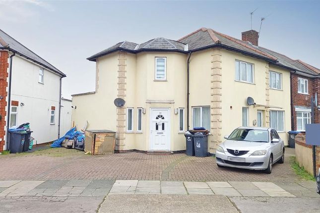 Thumbnail Flat for sale in Central Avenue, Enfield