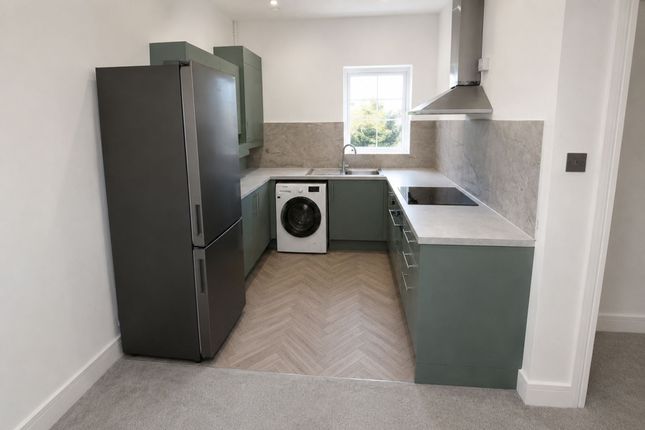 Flat, 5A Whiteleys Parade Uxbridge Road, Uxbridge photo 3