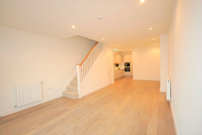 13, Armstrong Close, London photo 3