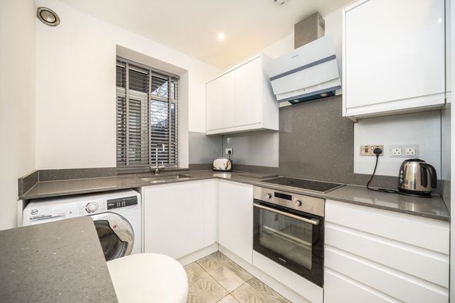 Flat 2, Newell House, Newell Street, London photo 4