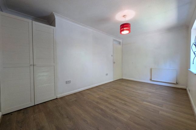 17, St. Augustines Walk, Peterborough photo 4