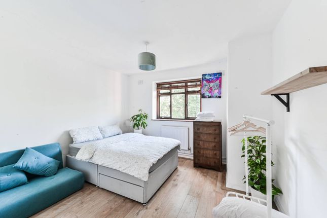 Flat to rent in Haden Court, Lennox Road, Finsbury Park, London