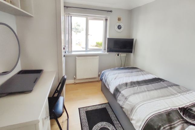 21, Almond Avenue, Oxfordshire photo 2