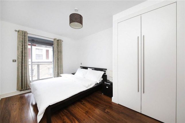Plumbers Row, Aldgate photo 5