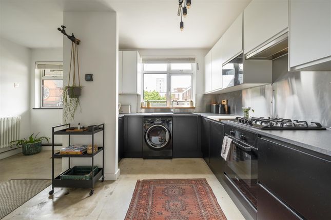 Flat 334, Fellows Court, Weymouth Terrace, London photo 3