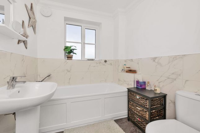 70 Clover Way, Royston photo 4