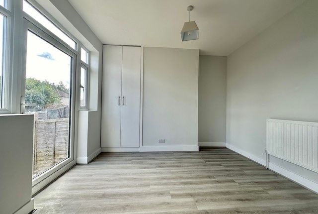 115, Dagenham photo 2