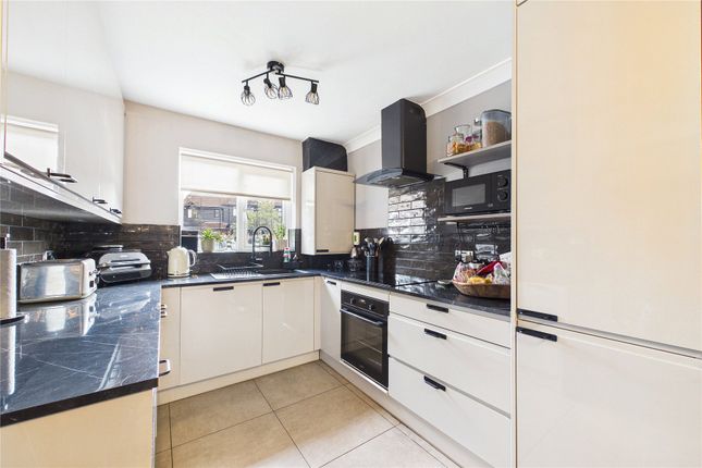 9, Burton Close, Surrey photo 4