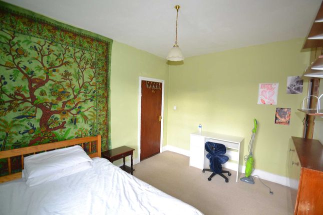 Room to rent in Drayton Garden, Ealing