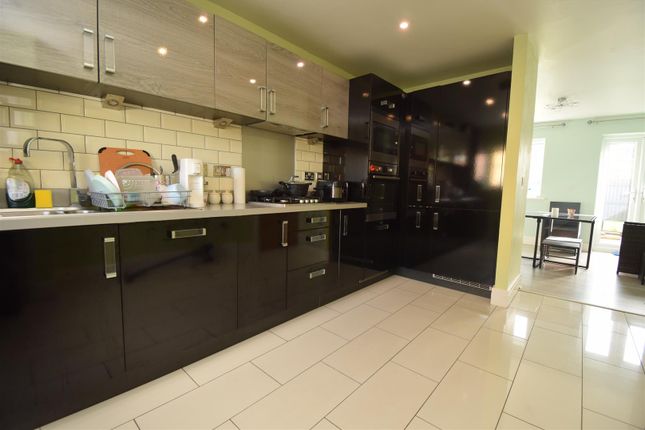 8, Springfield Drive, Wakefield photo 2