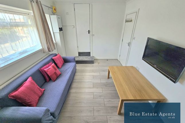 First Floor Flat, Clare Road, Staines-upon-Thames photo 3