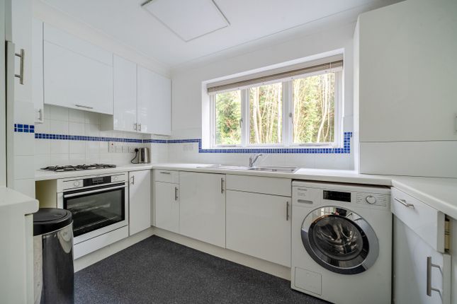 Flat 3, Flowerdown House, 50, Harestock Road, Hampshire photo 4