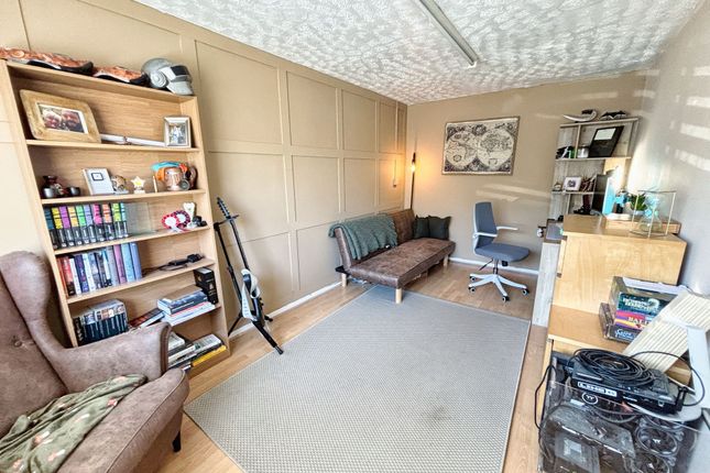 7 Davis Avenue, Bridgend photo 3
