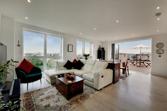 Flat for sale in Lakeside Drive, London
