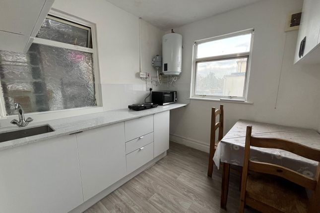 Flat 2nd Flr, 43a King Street, SOUTHALL photo 5