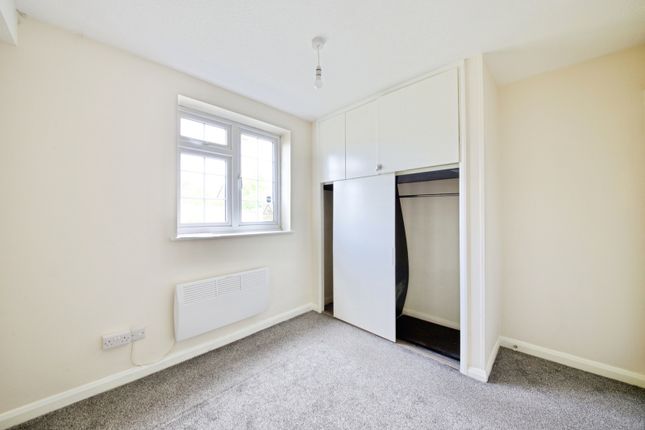 7, Barkwood Close, Romford photo 3