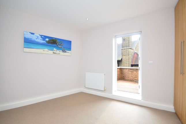 Flat to rent in High Street, Acton, London