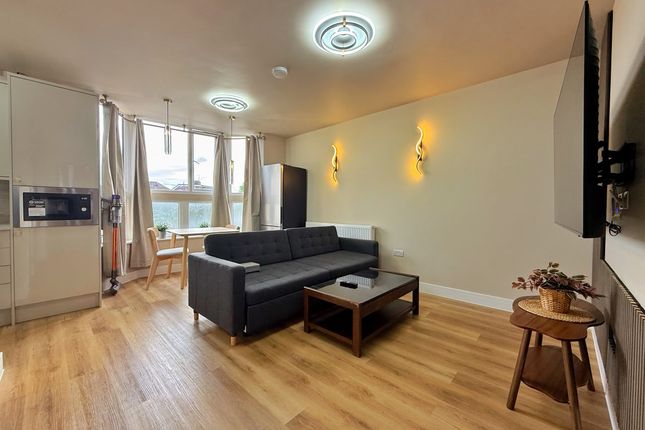 1-bed flat on 3, Ingram Way, Greenford, £2,299/mo