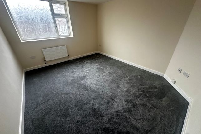 1-bed flat on 36b, Ripley, £650/mo