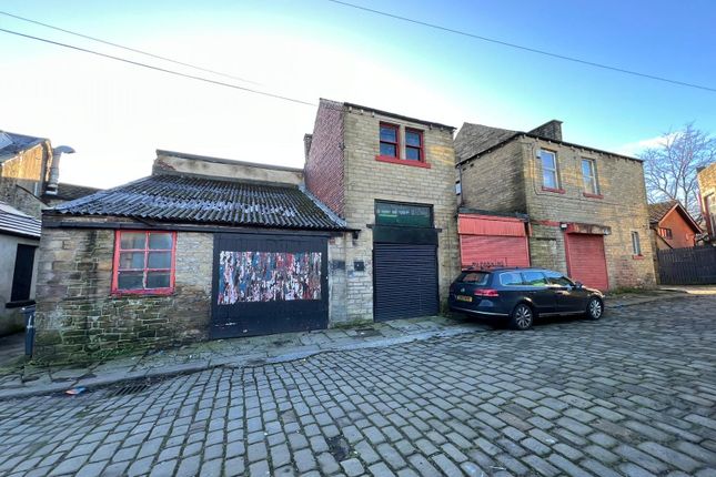 Parking/garage to rent in Rectory Row, Keighley