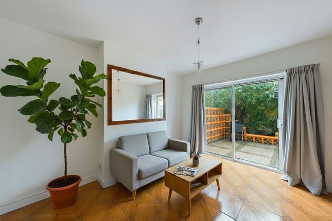 3 West Mead, Ruislip photo 4