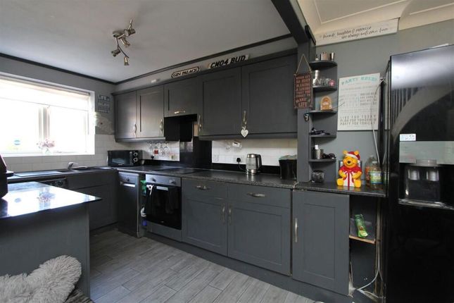 39, Stanley Close, London photo 3