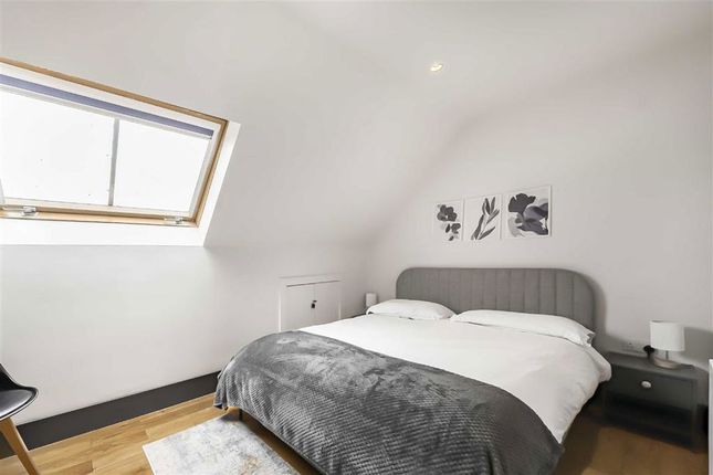 Flat 11, 1, High Street, Hampton photo 4