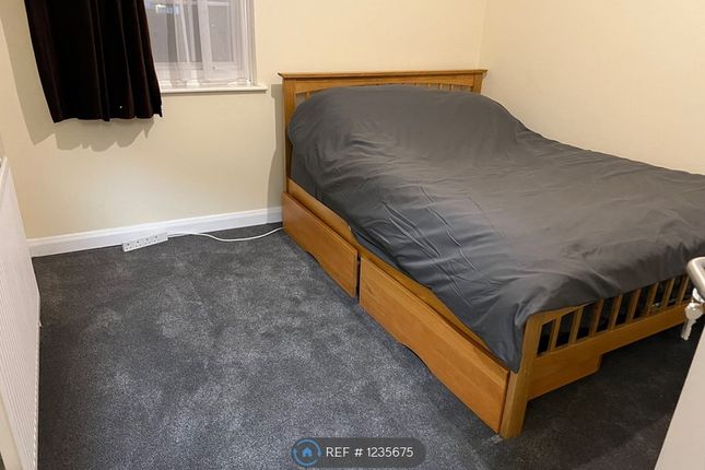 Room to rent in Chandos Crescent, Edgware