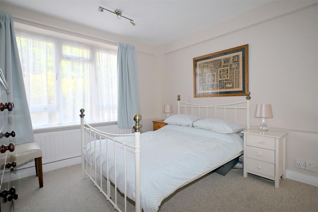 Flat 3, Howard House 7-8, Howard Square, Eastbourne photo 4