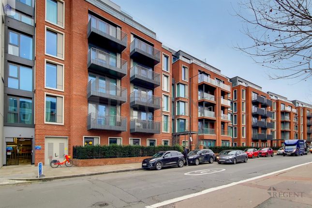 Flat to rent in Handley House, Hammersmith