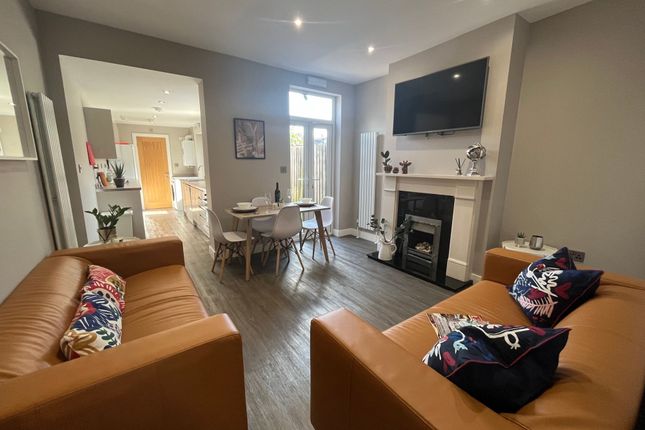 Bright, Contemporary Open-Plan Living And Dining A...