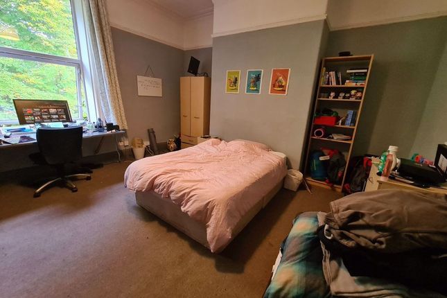 A Cozy And Well-Maintained Double Bedroom Featurin...