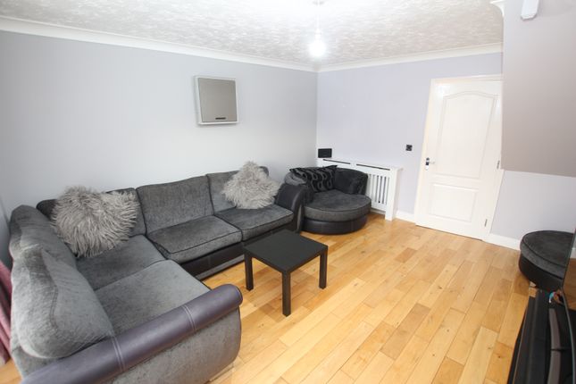 10, Elder Close, Witham St Hughs photo 3