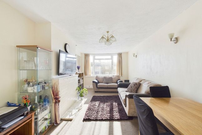 18 Sheridan Court, Northolt photo 3