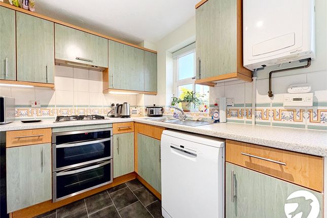 16, Pine Place, Maidstone photo 3