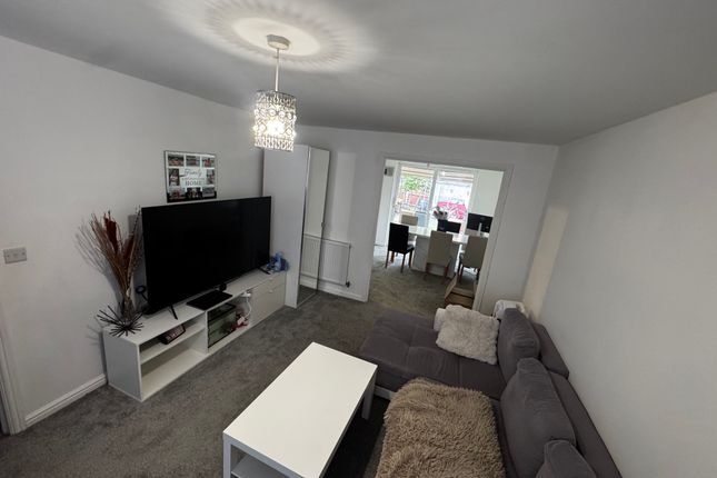 34, Wren Close, Corby photo 3