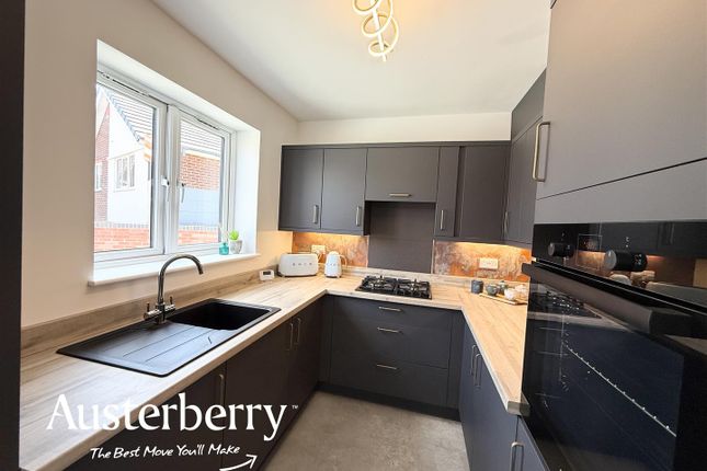 10, Mayneford Place, Stoke-On-Trent photo 3