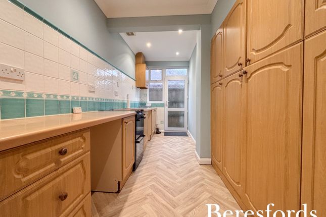 15, Acacia Drive, Upminster photo 3