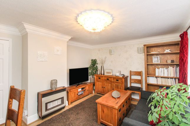 7, St. Joan Close, Crawley photo 2