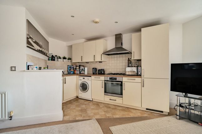 Flat 11, Viewpoint Court,, Elm Park Road, Middlesex photo 4