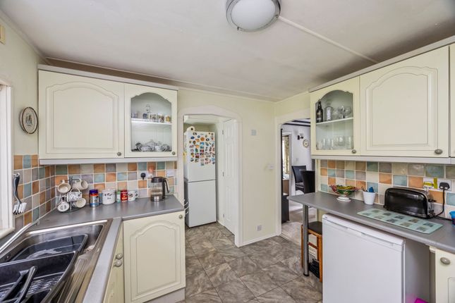 25 Woodpecker Way Turners Hill Park, Crawley photo 2