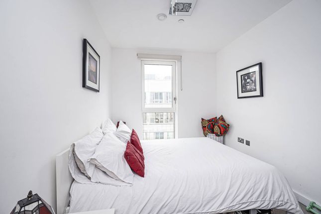 Flat to rent in Avantgarde Tower, Shoreditch, London